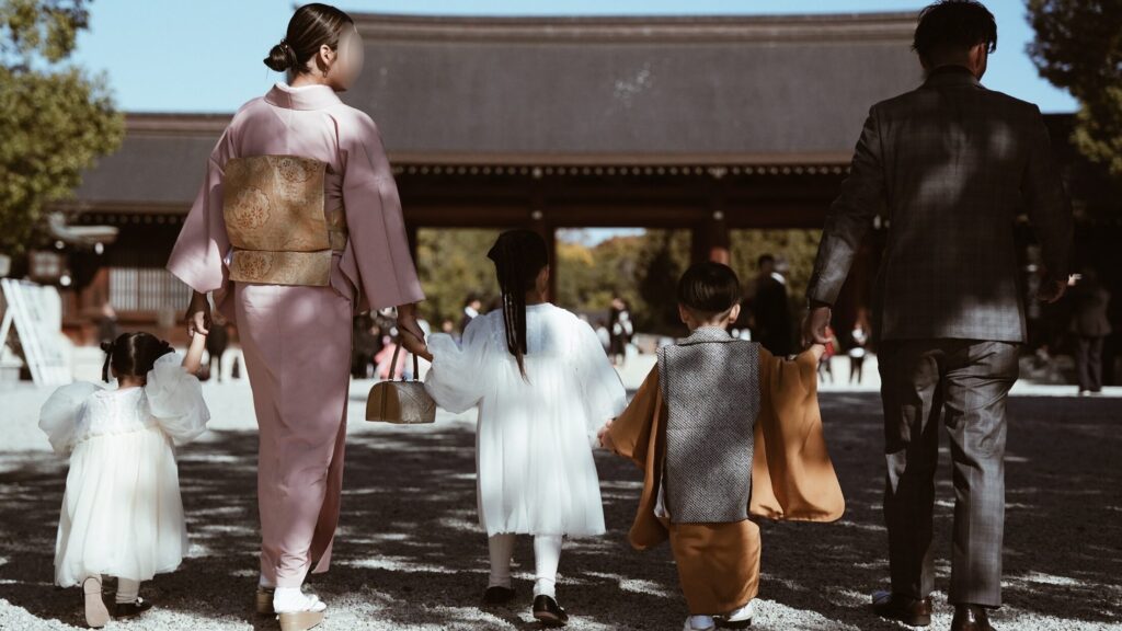 七五三で神社に向かう家族の後ろ姿｜訪問着の母親と子供の着物姿（奈良出張着付け）