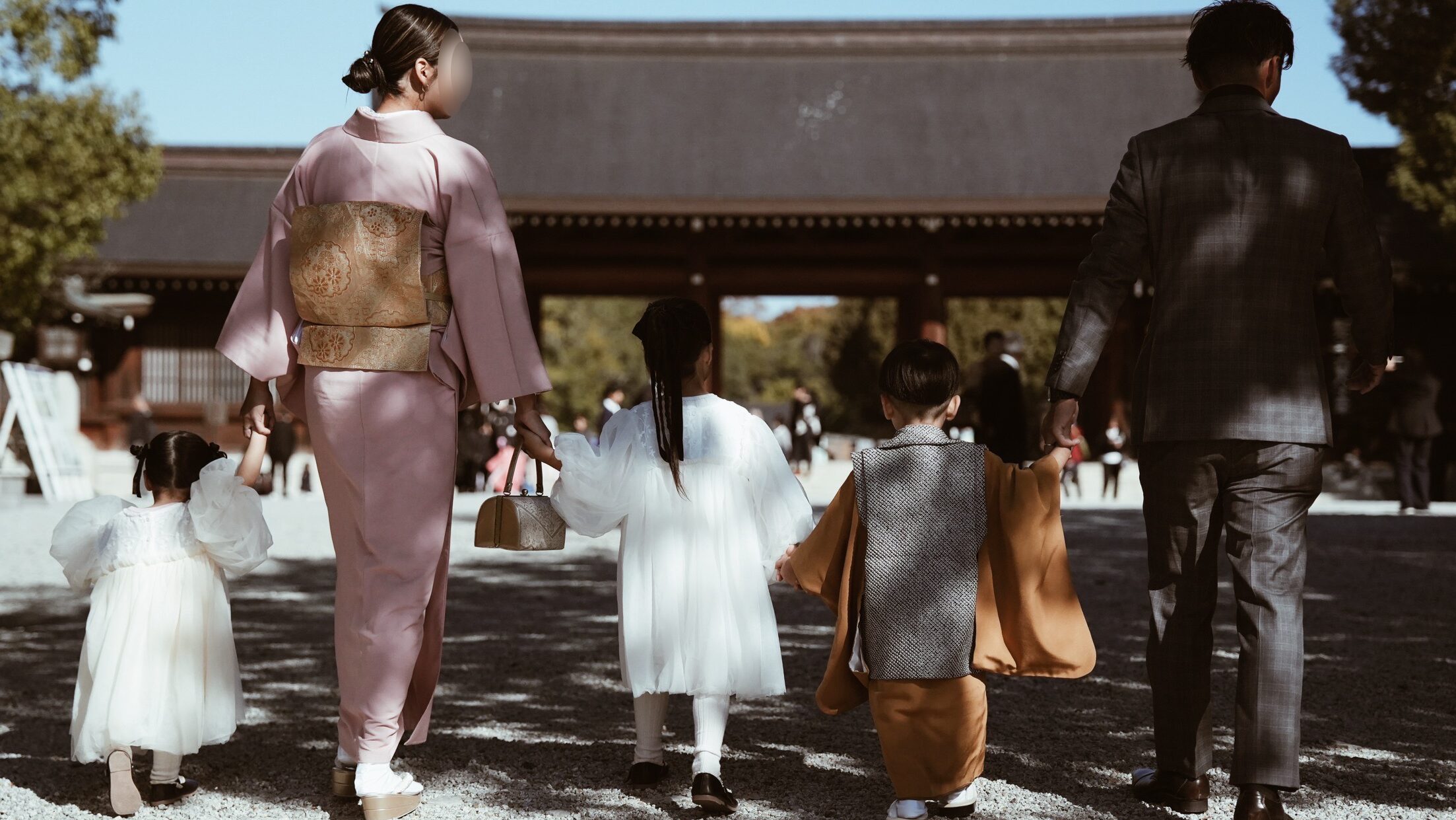 七五三で神社に向かう家族の後ろ姿｜訪問着の母親と子供の着物姿（奈良出張着付け）