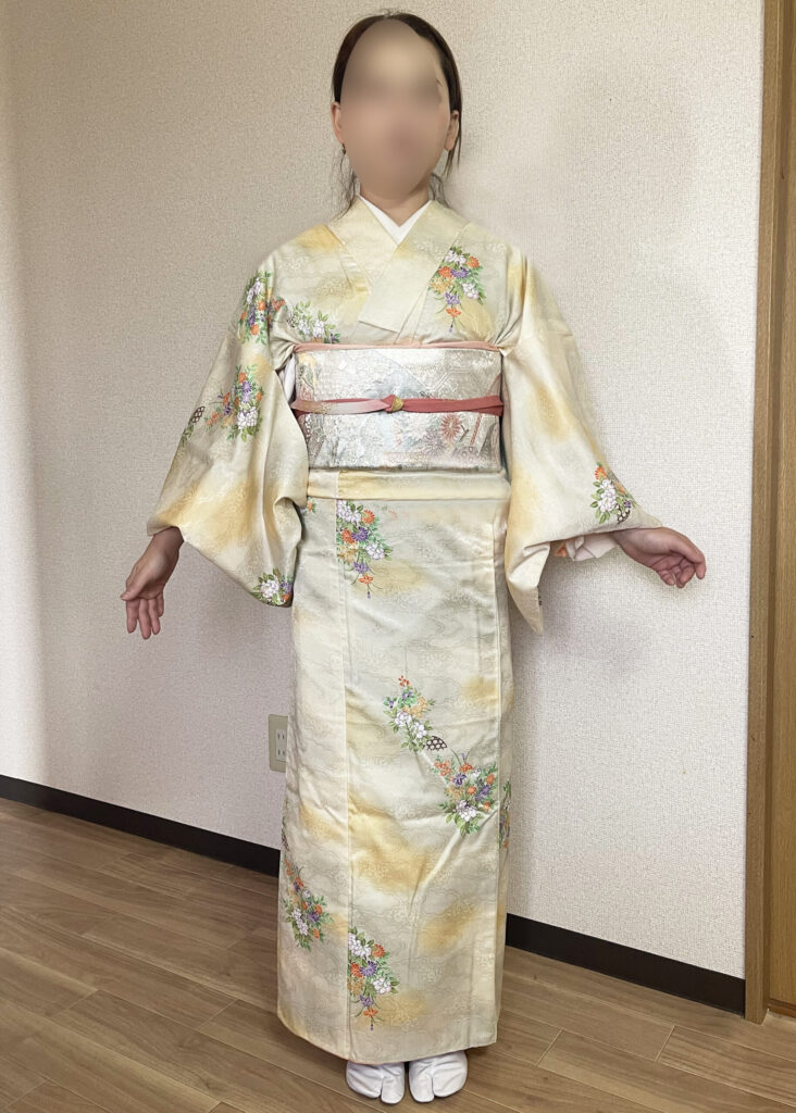 橿原市でお宮参りの訪問着を着付けしたお母様の全身写真（出張着付け・自宅）